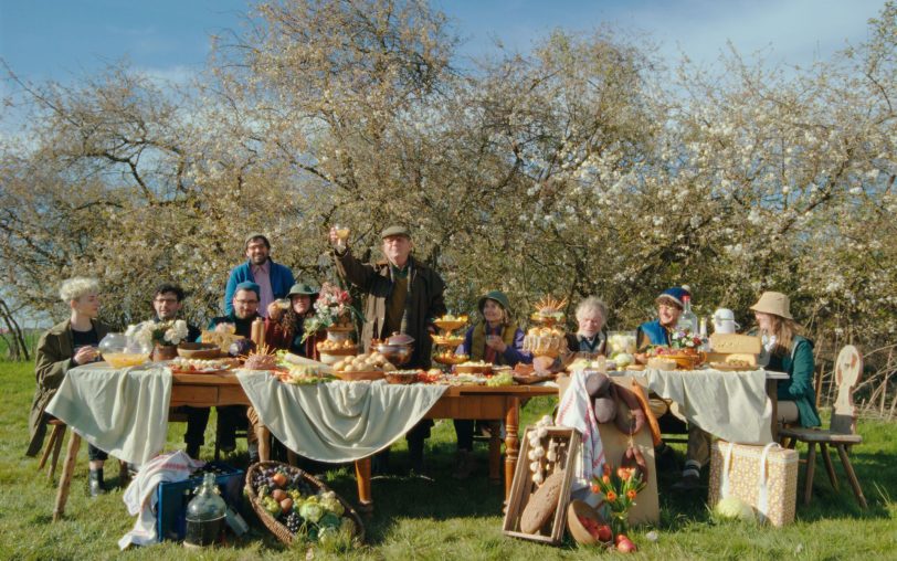 Werner Gömer (Uwe Preuss, 5.v.r.) prostet dem Kameramann Carlos Vásquez zu beim großen Festessen zu Ehren der Bodenforscher von der Universität Greifswald – und den Gastgebern Tine (Hannah Ehrlichmann, l.) und ihrem Vater Uwe (Herrmann Beyer, 3.v.r.).