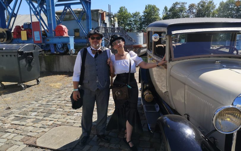 Martin (li.) und Sabine Schellhase in einem ihrer Steampunk-Outfits: In ähnlicher Garderobe werden sie beim PopUp-Hochzeitsfestival