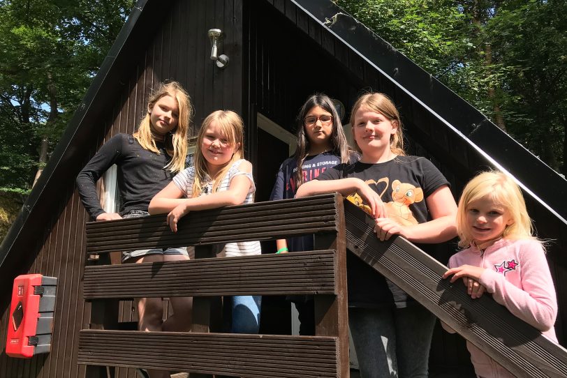 v.l. Jolie, Laurina, Bahar, Giulia und Nele Sophie, Teilnehmerinnen der Falken-Ferienfreizeit.