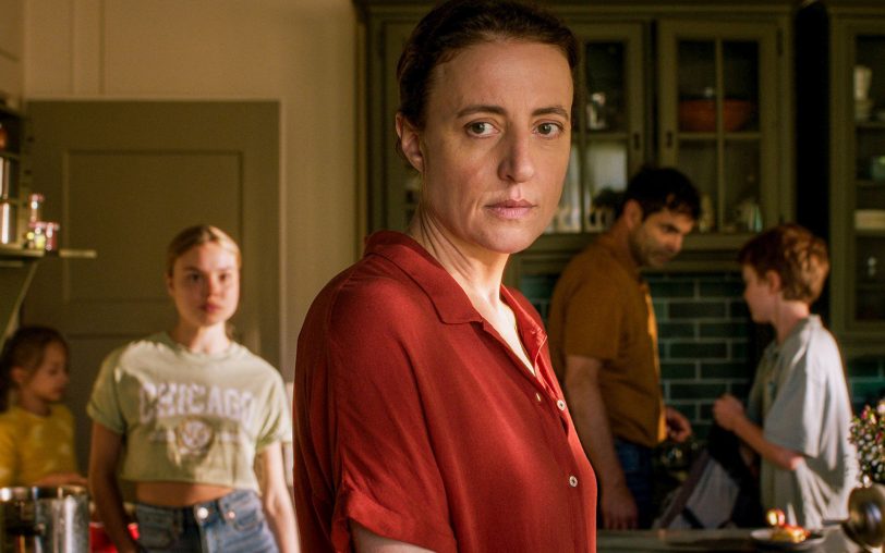 Die psychisch gestörte Karen (Maren Eggert, Mitte) hat mehr oder minder die ganze Familie gegen sich (v.l.): die Töchter Edda (Luana Greco) und Johanna (Lea Zoe Voss), Ehemann Markus (Andreas Döhler) und Sohn Leon (Ilja Bultmann).