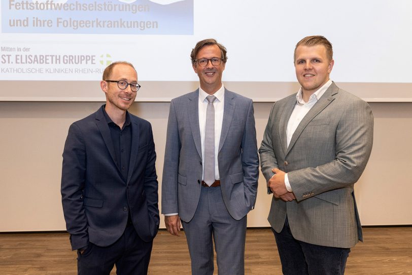 Informierten über Fettstoffwechselstörungen und ihre Folgeerkrankungen: Prof. Dr. Timm Westhoff (m.), Direktor der Medizinischen Klinik I des Marien Hospital Herne, sowie Prof. Dr. Felix Seibert (l.), Leitender Oberarzt, und Oberarzt Dr. Maximilian Seidel (r.).