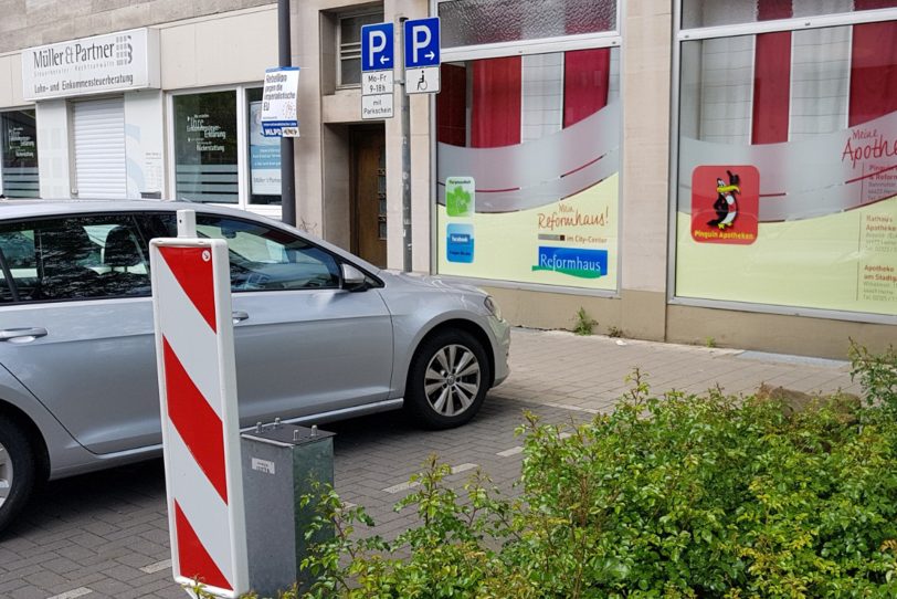 Parkautomaten in der Innenstadt fielen dem Vandalismus zum Opfer: hier Rathaus-Apotheke an der Bebelstraße.