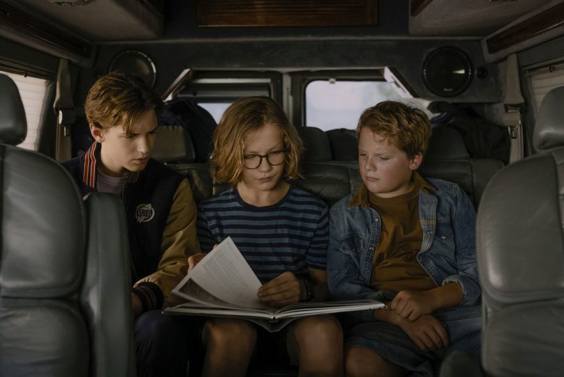 „Wir übernehmen jeden Fall“: Peter Shaw (Nevio Wendt), Bob Andrews (Levi Brandl) und der 1. Detektiv Justus Jonas (Julius Weckauf) im Film
