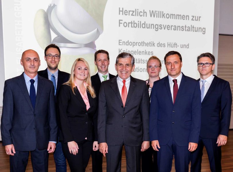 Unter der Leitung von Direktor Prof. Dr. Georgios Godolias (4. v. r) und Oberarzt Dr. Oliver Meyer (2. v. r.), informierten Experten des Zentrums für Orthopädie und Unfallchirurgie der St. Elisabeth Gruppe über das Thema Endoprothetik des Hüft- und Knie