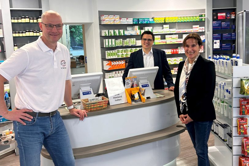 Der Herner Landtagsabgeordnete Alexander Vogt (SPD) (Mitte) im Gespräch mit dem Apotheker Dr. Robert Sibbel (l.) und der Apothekerin Birgit Ruwe (r.).