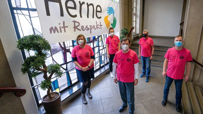 Setzen ein Zeichen gegen Rassismus: (v.li.) Claudia Heinrich vom Kommunalen Integrationszentrum, Sarah Polleros vom HTC, Oberbürgermeister Dr. Frank Dudda, Wolfgang Siebert vom HTC und Frank Stieglitz vom Stadtsportbund Herne im Herner Rathaus.