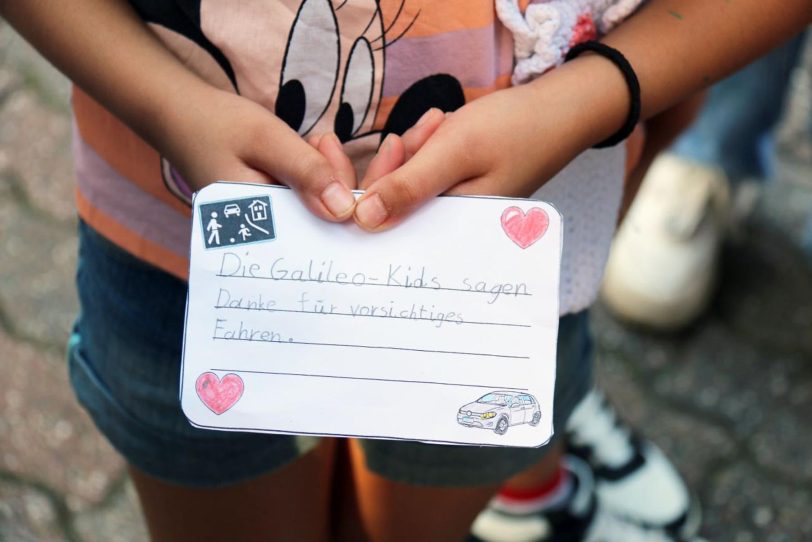 Am Donnerstag (29.8.2024) veranstaltete die Verkehrswacht Wanne-Eickel zusammen mit der Polizei Bochum und der HCR an der Grundschule "Galileo-Schule" eine Schulanfangsaktion für alle vier Jahrgangsstufen.