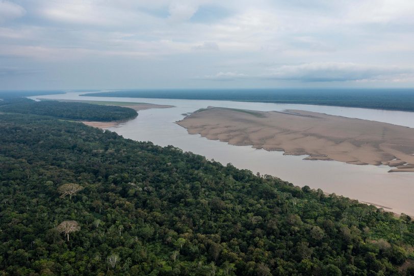 Der Amazonas ist der längste Fluss in Amazonien: Auf einer Länge von etwa 6.500 Kilometern schlängelt er sich quer durch Südamerika. Der wasserreichste Fluss der Erde hat seinen Ursprung in den peruanischen Anden und mündet in Brasilien in den Atlantischen Ozean.