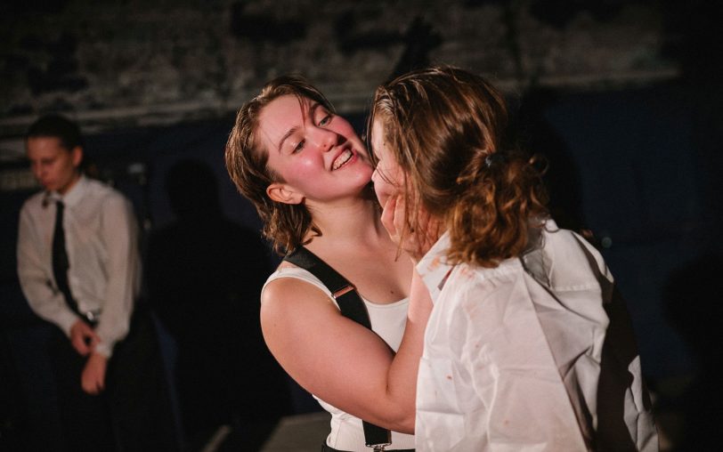 Aus sicherer Entfernung verfolgt Törleß (Lilli Grix, l.), was Reitling (Carmelina Kißel) mit Basini (Johanna Basten) anstellt.