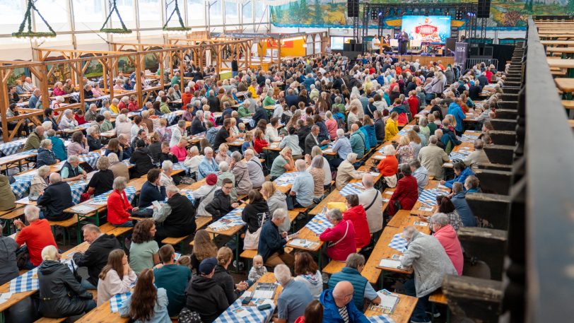Der traditionelle Gottesdienst der evangelischen Kirchengemeinde Wanne-Eickel in der Bayern-Festhalle auf der Cranger Kirmes am Sonntag (3.8.2025).