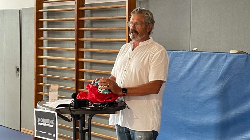 SSB-Vorsitzender Hans Peter Karpinski überbrachte einen Handball als kleines Geschenk.