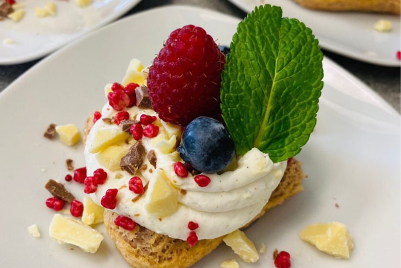 Schokoladen-Tiramisu mit Beeren bereiteten die Kinder zu.