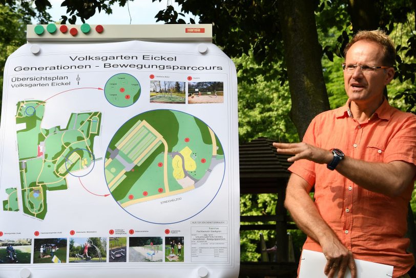 Frank Rettig präsentiert die Details des Bewegungsparcours im Volkspark Eickel.
