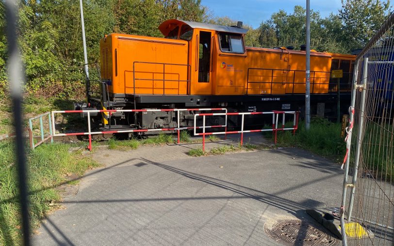 Der Bahnübergang Wiesenstraße / Corneliusstraße ist für Fußgänger seit Dienstag (26.9.2025) gesperrt.
