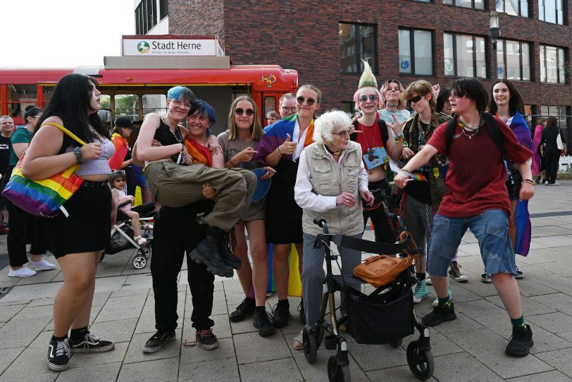 Eine 90-Jährige feierte zusammen mit den Teilnehmern des CSD Herne auf dem Europaplatz.