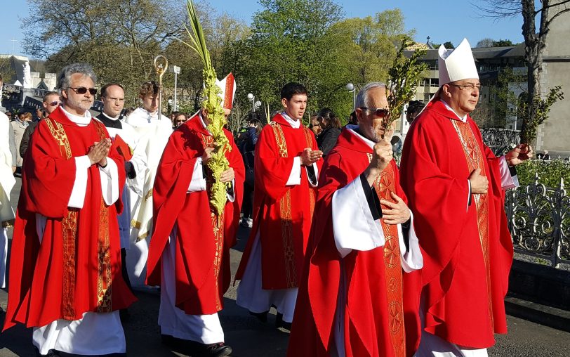Weihbischof Dr. Dominicus Meier (r.) führte die Prozession an.