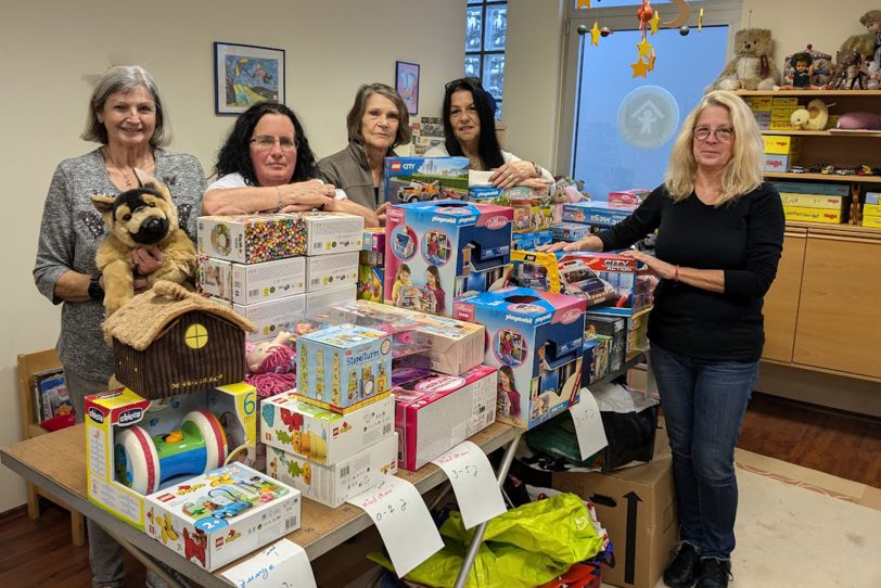 Ein Teil des ehrenamtlichen Teams des Kinderschutzbunds bereiten die Weihnachtsaktion 2024 vor. v.l. Christine Nitsch, Petra Vogel, Renate Bruch, Anita Daumann und Britta Böseke.