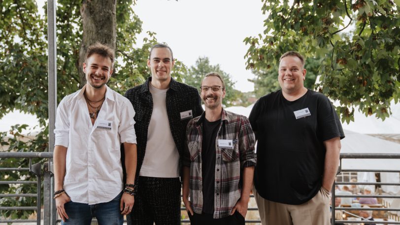 Benefiztag an der Künstlerzeche Unser Fritz mit der Vorstellung der neuen "Bühne Unser Fritz", ein freies Theaterprojekt. Die drei künstlerischen Leiter der Gruppe (v.li.) Jakob Kubisch, Lucien Räderscheidt, Dominik Cerne und Florian Kunath, stellvertretender Vorsitzender Künstlerzeche Unser Fritz.