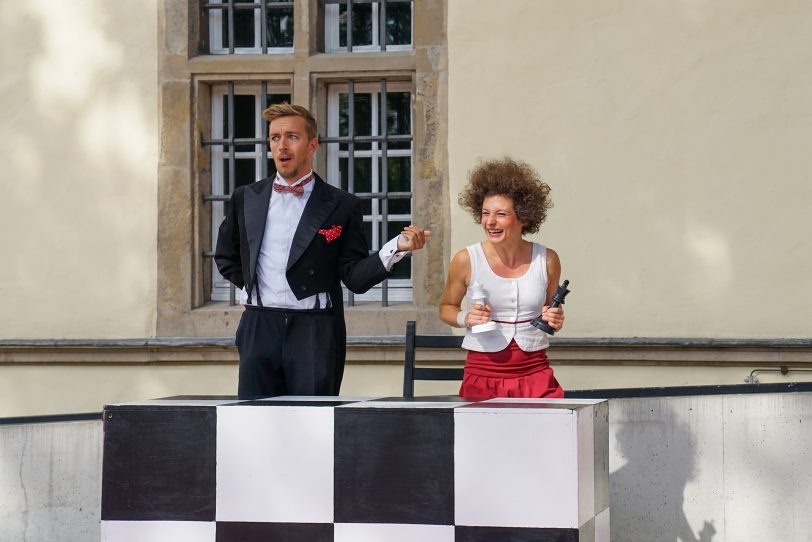 Zirkustheater „elabö“ im Hof von Schloss Strünkede zeigt das Stück „Schachmatt“