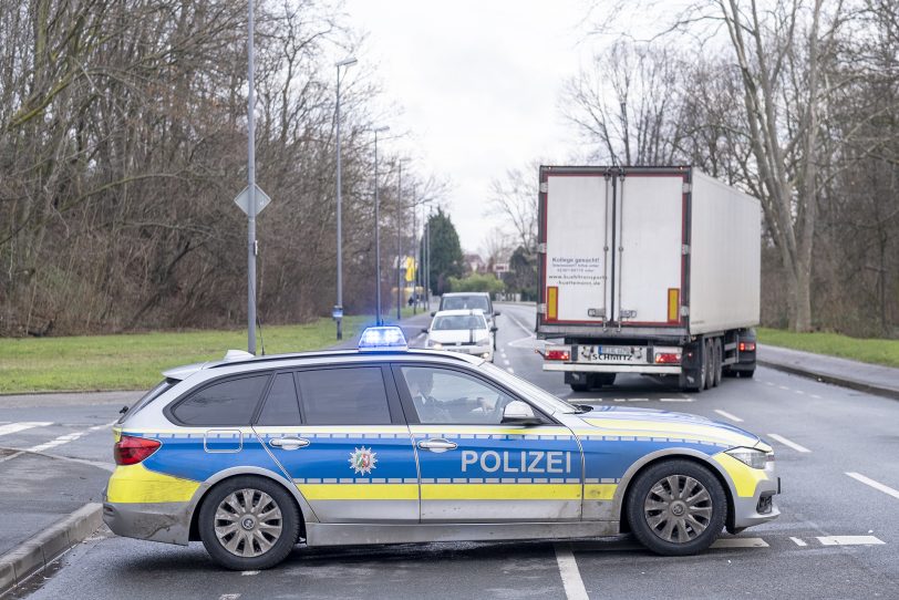 Durch einen Brand wurde am Samstagmorgen (31.01.2021) der Netto-Markt an der Berliner Straße in Herne (NW) komplett zerstört. Kräfte der Berufs- und der Freiwilligen Feuerwehr wurden bei den Löscharbeiten durch das THW unterstützt. Die Polizei ermittelt wegen des Verdachts auf Brandstiftung.