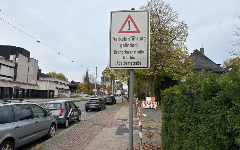 Auf der Holsterhauser Straße sind ca. 80 Meter vor der Einmündung Kronprinzenstraße rechts am Gehweg und auf dem Mittelstreifen Hinweisschilder angebracht worden.