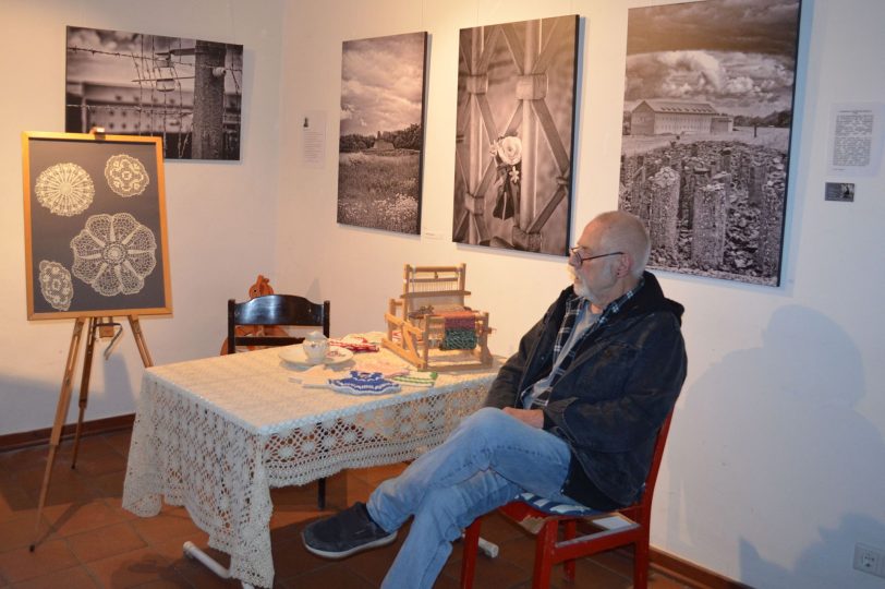 Peter Knauf hat Fotos des Konzentrationslagers Buchenwald zum Gedenkraum an die Reichsprogromnacht 1938 mit im Zweiten Weltkrieg entstandenen Handarbeiten beigesteuert.