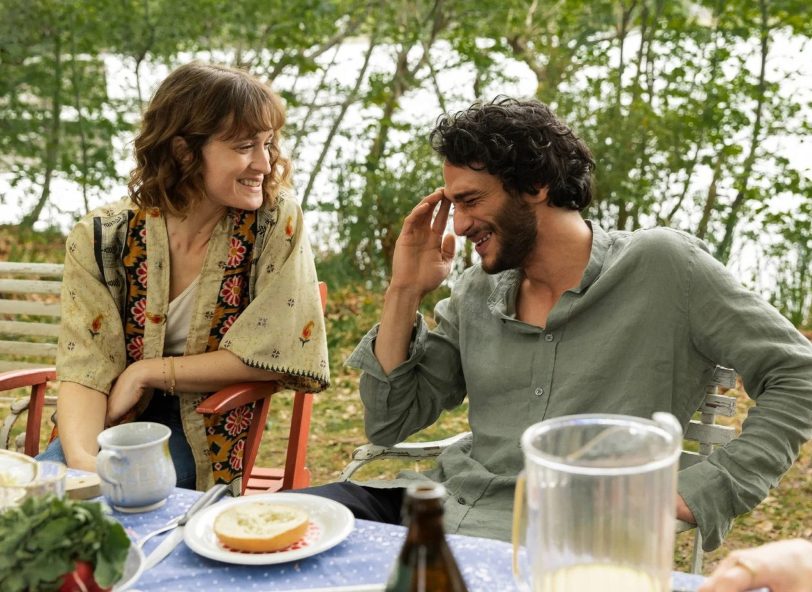 Marks beste Freunde, Anja (Friederike Becht) und Nadim (Burak Yiğit), können seine alkoholbedingten Ausfälle nicht verhindern.
