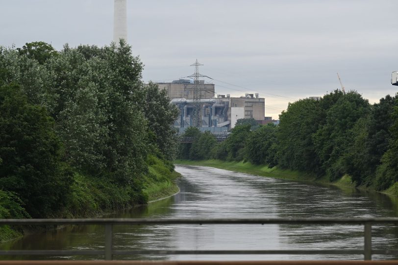 Die Verbraucherzentrale bietet eine kostenlose Ersthilfe für Geschädigte vom Hochwasser nach dem Starkregen durch Tief Bernd an - hier ein Bild von der Emscher kurz danach.