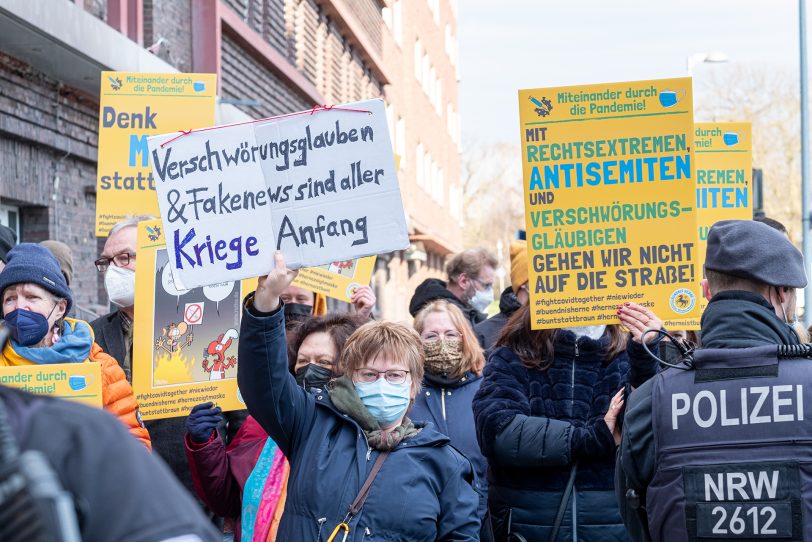 Am Buschmannshof (im Bild) wurden die Impfgegner von Gegendemonstranten, unter Federführung des Bündnis Herne, mit lautstarkem Gegenprotest empfangen.