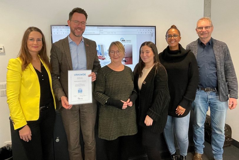 v.l. Claudia Baumeister, IKK-Regionaldirektorin, Henrik Himpe, Stv. Hauptgeschäftsführer HWK Dortmund, Margit Kolster, IKK classic, Laila Lazar, Josephine Nana Karkari, und Siegfried Riemann, alle HWK Dortmund.