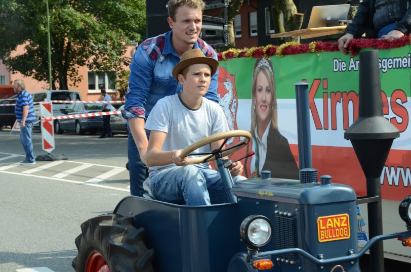 Kirmesoldtimer fahren von Bochum zum Cranger Kirmesplatz