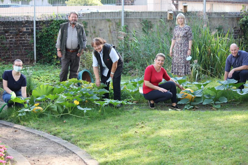 v.l. Luna Theil, Schülerin, Dieter Bökelmann, Kreisjägerschaft , Evelyn Piasecki, Obfrau der KJS, Anja Ausmeier, Fördervereins, Heike Bennet, Schulleiterin Gym Wanne, Volker Adamiak, Schulpflegschaftsvorsitzender.