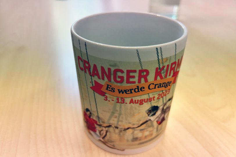 Die Crange-Tasse mit dem aktuellen Kirmesplakat ist eine der Neuheiten.