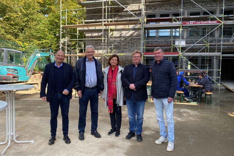 Richtfest am Wohnpark Hermann Löns: (v.li.) Jörg Kasbrink (GF Diakonisches Werk Herne), Arnold Scheibe, Christiane Burghardt, Christoph Witzke (Architekt, Architektur-Werk) und Arnd Scheibe (Bauherrengemeinschaft Scheibe).
