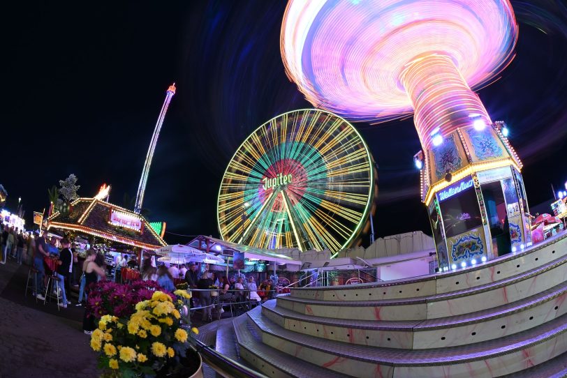 Auschank Westfalenschänke, Riesenrad Jupiter, Kettenkarussel Wellenflug Riesenrad Jupiter, Kettenkarussel Wellenflug Blick auf die Cranger Kirmes von der Rathausstraße aus. Im Bild Riesenrad Jupiter, Hochfahrbetrieb Evolution sowie der Turm vom Hochfahrbetrieb Hangover The Tower