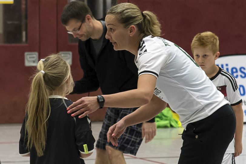 Dagmar Kowalksa mit den jungen Spileren.