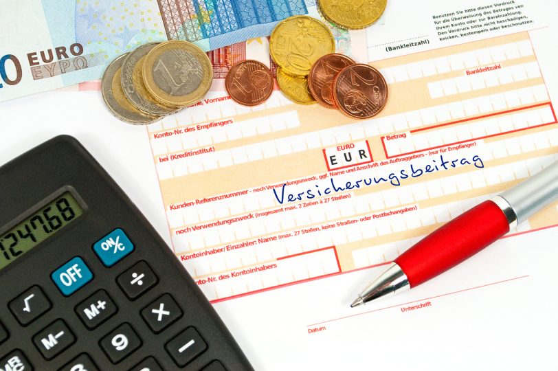 Die gesetzliche Krankenversicherungspflicht endet für die betroffenen Beschäftigten zum 31.12.2025, wenn deren Jahresgehalt die Jahresarbeitsentgeltgrenze für das laufende Jahr (73.800 Euro) und für das kommende Jahr 2026 (77.400 Euro) übersteigt.