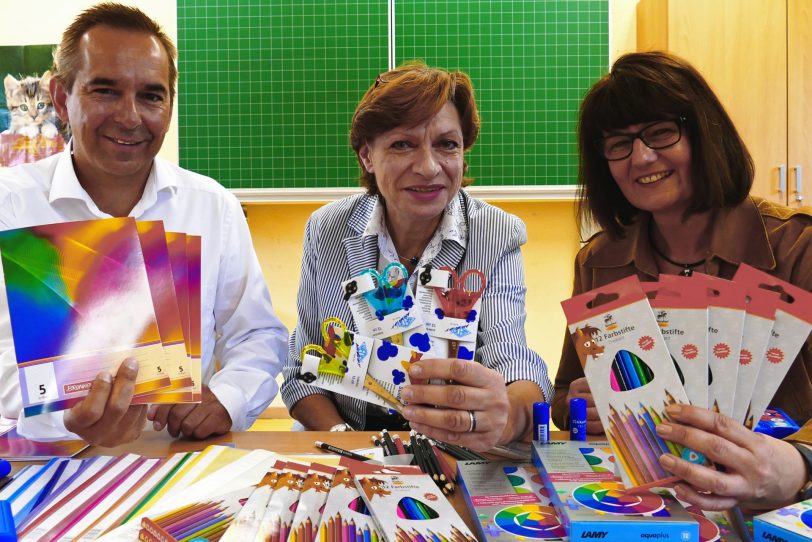 v.l. Ansgar Montag überreicht Schulmaterialien, die durch die Caritas-Sammlung angeschafft werden konnten..