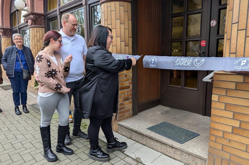 Ohne Banddurchschneiden gab es keinen Einlass.