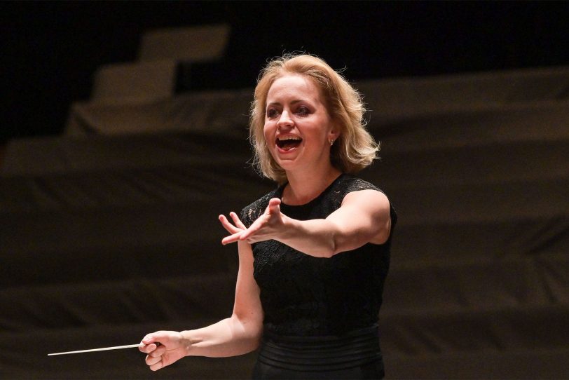 Anna Skryleva leitet das 1. Sinfoniekonzert der Essener Philharmoniker zu Saisonbeginn am 17. und 18. August 2023.