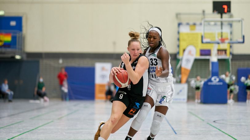 Die HTC-Damen gewinnen gegen die SNP BasCats USC Heidelberg am Sonntag (3.10.2021) mit 66:64. Im Bild Nicole Enabosi im Zweikampf