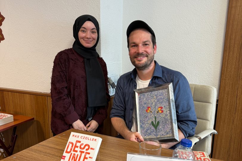 Max Czollek (r.) war zu Gast in der Islamischen Gemeinde Röhlinghausen.