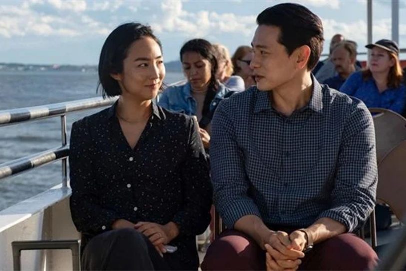 Past Lives – In einem anderen Leben: Vor 24 Jahren verlies Nora (Greta Lee) als zwölf Jahre altes Mädchen mit ihren Eltern Korea und damit auch ihren Jugendfreund Hae Sung (Teo Yoo).