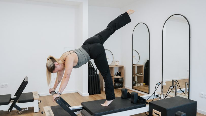 Hoch das Bein und strecken: Pilates ist ein Ganzkörpertraining, welches aber nicht zu anstrengend und gleichzeitig gelenkschonend ist.