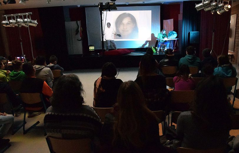 Aufführung des Stücks (S)Chattenwelten des Theaters PISAK aus Bielefeld in der Paul-Klee-Schule.