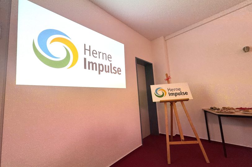 Aus der Gemeinnützigen Beschäftigungsgesellschaft Herne mbH (GBH) wird Herne.Impulse: Oberbürgermeister Dr. Frank Dudda stellte gemeinsam mit Ira von Borczyskowski als Vorsitzende der GBH-Geschäftsführung den neuen Markenauftritt der Öffentlichkeit vor