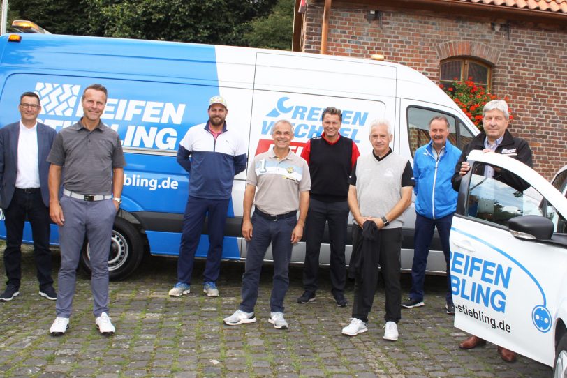 Jürgen Koch (Falken, li.) und Christian Stiebling (re.) mit den prominenten Teilnehmern beim „1. Reifen-Stiebling-Golf-Cup“.