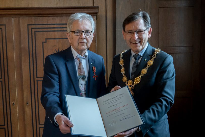 Burkhard Ladewig erhielt von Oberbürgermeister Dr. Frank Dudda das Verdienstkreuz am Bande.