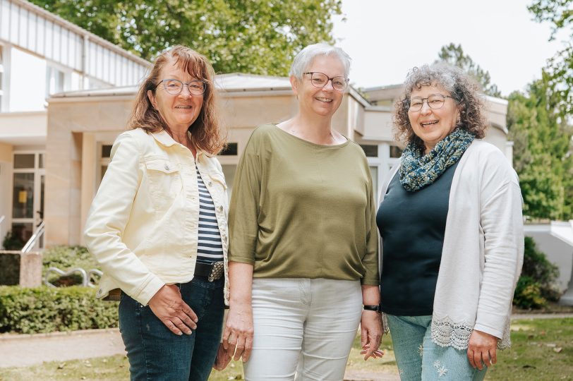 Menschen am Ende des Lebens nicht allein lassen: Die Arbeit der ehrenamtlichen Zeitschenker beim Ambulanten Hospizdienst koordinieren (von links) Anja Schröder, Karola Rehrmann und Karin Leutbecher.