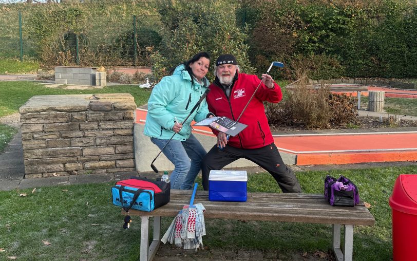 Gute Stimmung beim letzten Minigolfturnier für 2025 im FunPark mit (v.li.) Manuela Wilkening und Andreas Tomaszewski. Arno Schimanski (nicht im Bild) holte sich den Tagessieg.